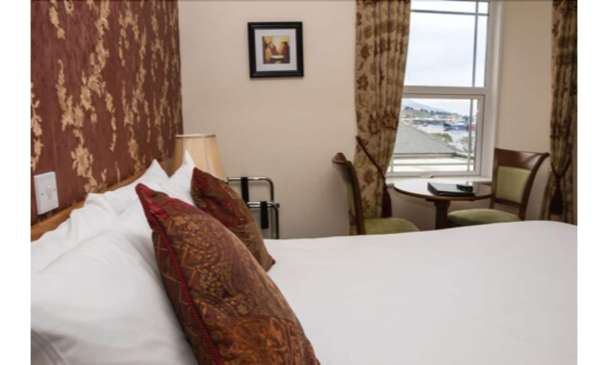 The Beara Coast Hotel Castletownbere Extérieur photo
